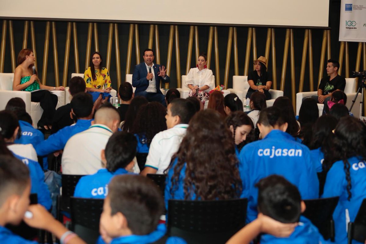 CanalTRO's tweet image. En este momento en el centro de convenciones #Neomundo el Gobernador de Santander @DidierTaveraA y la gestora social realizan el conversatorio "Lo hemos dado todo por la familia" en el marco de #Ulibro2019