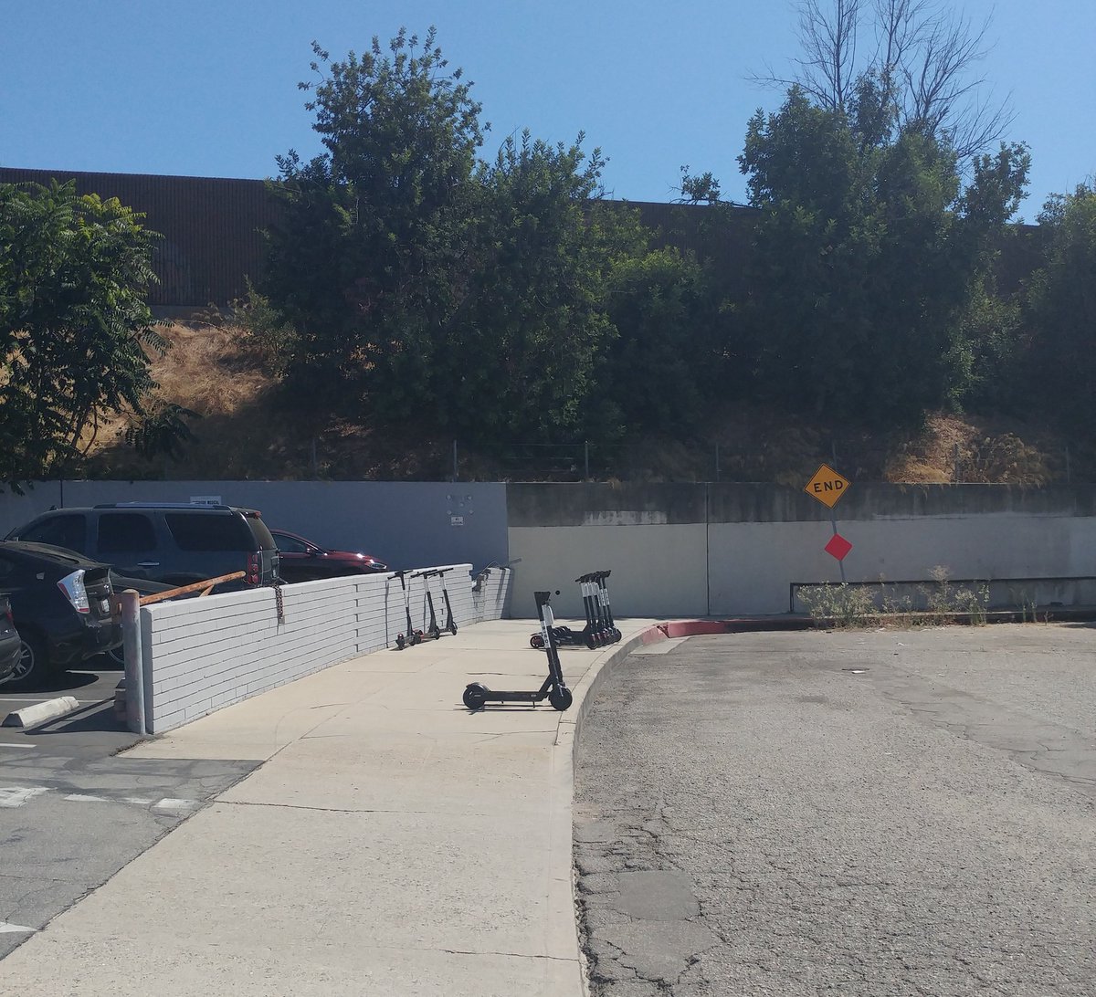 Ciclavalley's tweet photo. If I'm ever stuck in a dead end not close to any useful destination, that there is an overabundance of @BirdRide available at all times of the day. #mobilityfail https://t.co/IIo98m8YhU