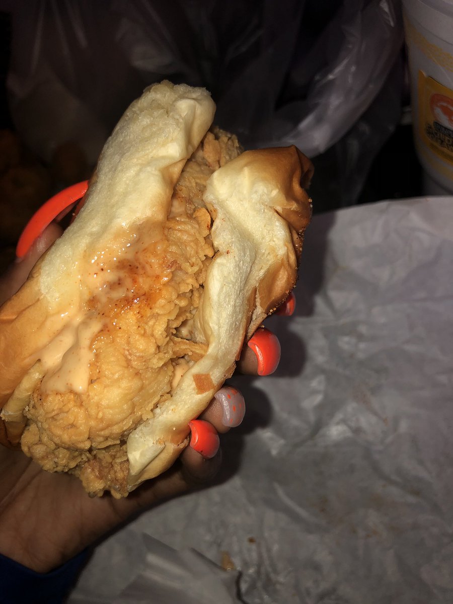KendallreedR's tweet photo. Y’all wanna argue about Popeyes and Chick-fil-a but Golden chick got the best sandwich 😍💛 https://t.co/4S7GkEh7hU