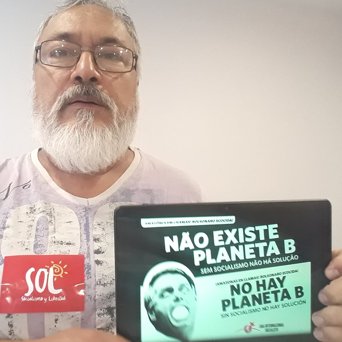 SOL_Ese's tweet photo. Compañeres de SOL @isl_lis, de Banyoles y Barcelona, Catalunya. Con una denuncia:  #BolsonaroEcocida Y
 un llamado: #SOSAmazonia. El capitalismo lleva a la barbarie. Sin socialismo, no hay solución. https://t.co/obGAbgDHBE