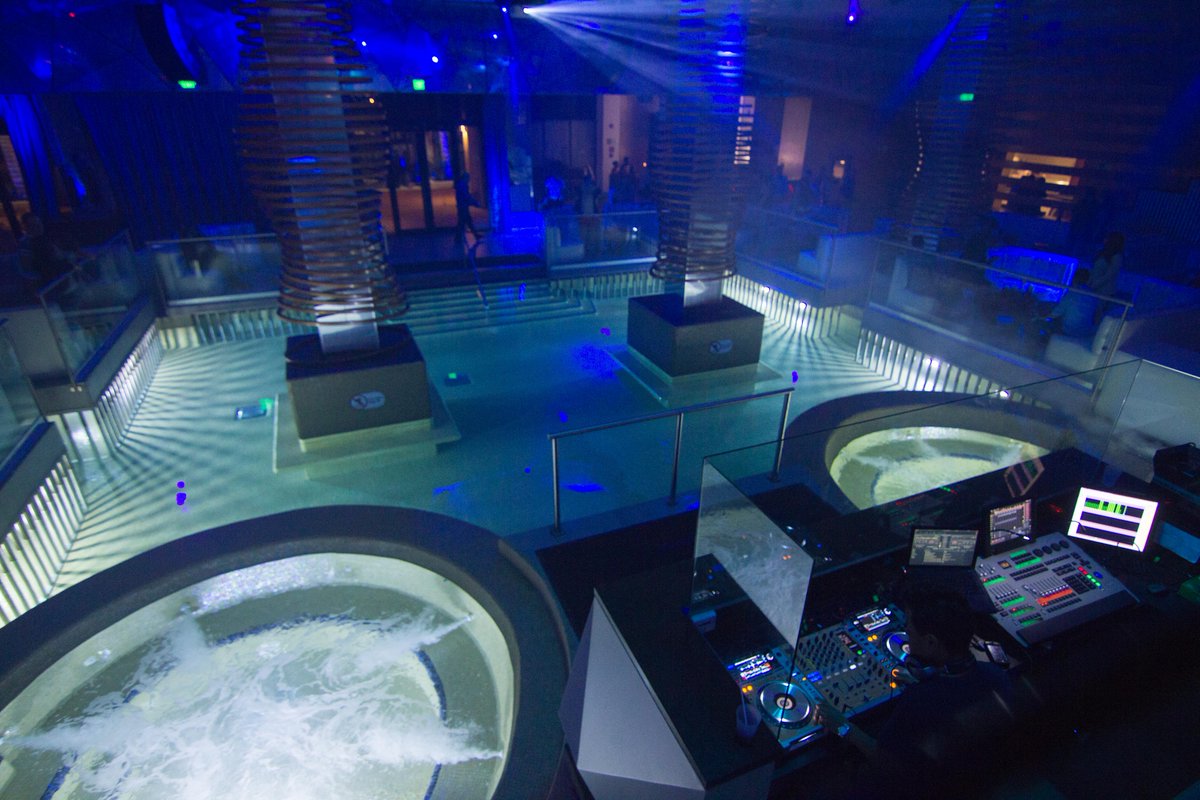 DestAmerica's tweet photo. This place takes pool parties to a whole new level! #UltimatePools airs tonight at 8|7c. https://t.co/Yax9EGhWd0
