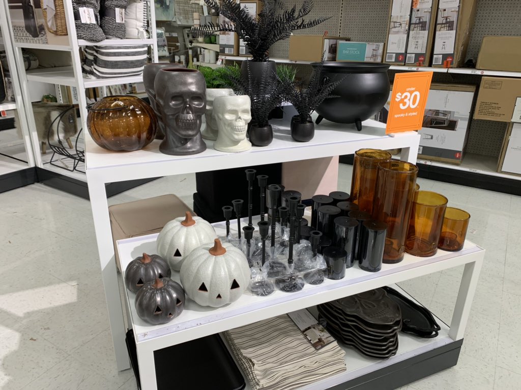 RaulitoVm1888's tweet photo. Home Innovation is fall inspired here at T1888 with a touch of Halloween and Harvest #ImpactfulMoments / #FallDecor / #TransitionalDecor https://t.co/UQgK8kDJvh
