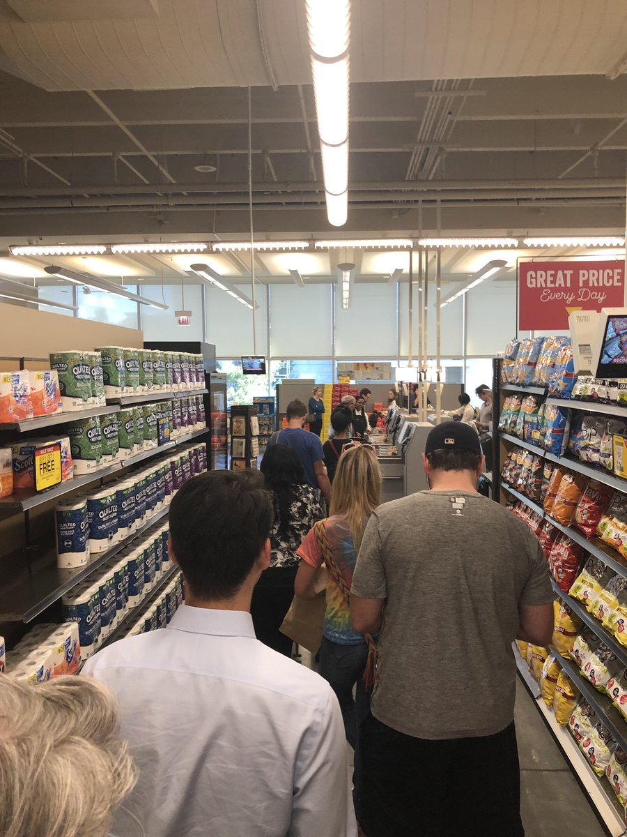 EGF4's tweet photo. Seems like @MarianosMarket and @kroger are trying to drive customers away with their new checkout systems. #westloop #notanimprovement #operationsfail https://t.co/b4zmFQanE0
