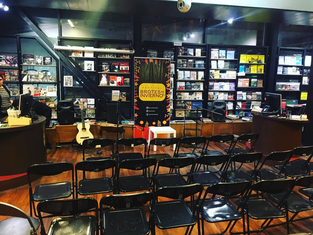 Brotes_Invierno's tweet photo. Todo listo para el cierre del ciclo Canto y Palabra de este #Brotes2019 en la @LibreriadelGAM_ ! 🌺
Hoy tenemos el honor de recibir al premio nacional #OscarHahn y a la hermosa @nataliacontesse !
Lxs esperamos desde las 19 hs! Los cupos son limitados, asique lleguen temprano! 😉 https://t.co/VhI2idii3n