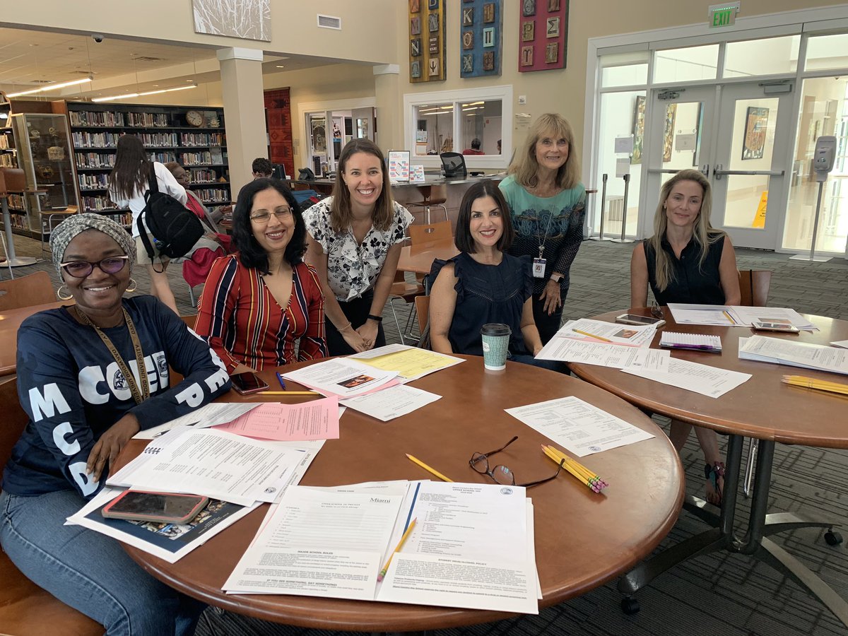 CDUpperSchool's tweet photo. Two sessions of Upper School 101 offered today to small groups of 9th parents. Sessions include transcript overview, graduation requirements and college counseling process. Did you sign up? Go to MCD to register! https://t.co/ILj1LAja04