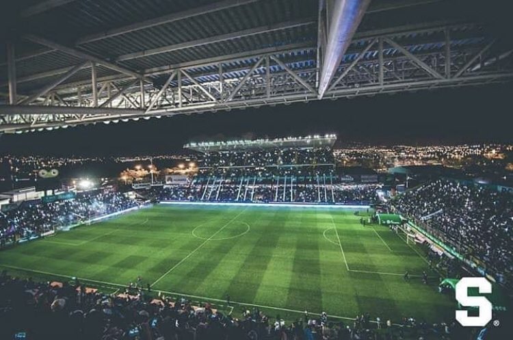 MoradaUltra's tweet photo. El 🏟 Ricardo Saprissa Aymá, está de fiesta! 🎉 47 años de ser la casa del más grande. 💜 #ULTRAMORADA 🇱🇻 https://t.co/m9B5jvqp3i