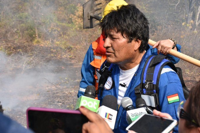 R_Malmierca's tweet photo. Fuego en la Amazonia continúa preocupando. Mientras presidente #Brasil rechazó oferta ayuda de G7, enfadado con Macron, el de #Bolivia @evoespueblo suspendió su campaña electoral para ir al terreno a luchar contra incendio. Necesario salvar pulmón del planeta. #IncendiosAmazonas https://t.co/wnlkbPZnt7