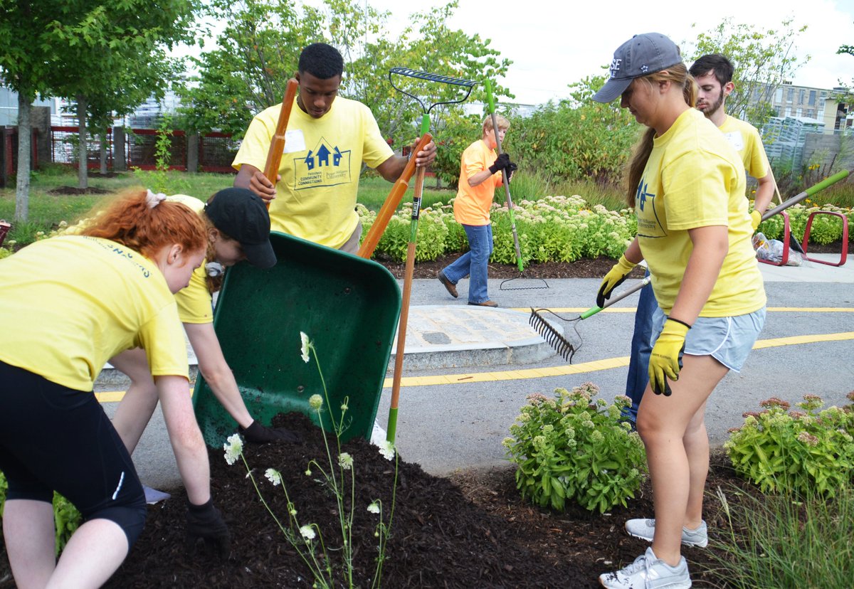 GFRPartners's tweet photo. On Mon., Sept. 26th, 23 incoming freshman students from @myrwu carried out an exceptional all-morning #communityservice project on the #QuequechanRiverRailTrail. They mulched, weeded gardens, raked clippings &amp; swept walkways, collecting 17 large bags of garden waste. #GreatDay https://t.co/8YgIvOxSxq