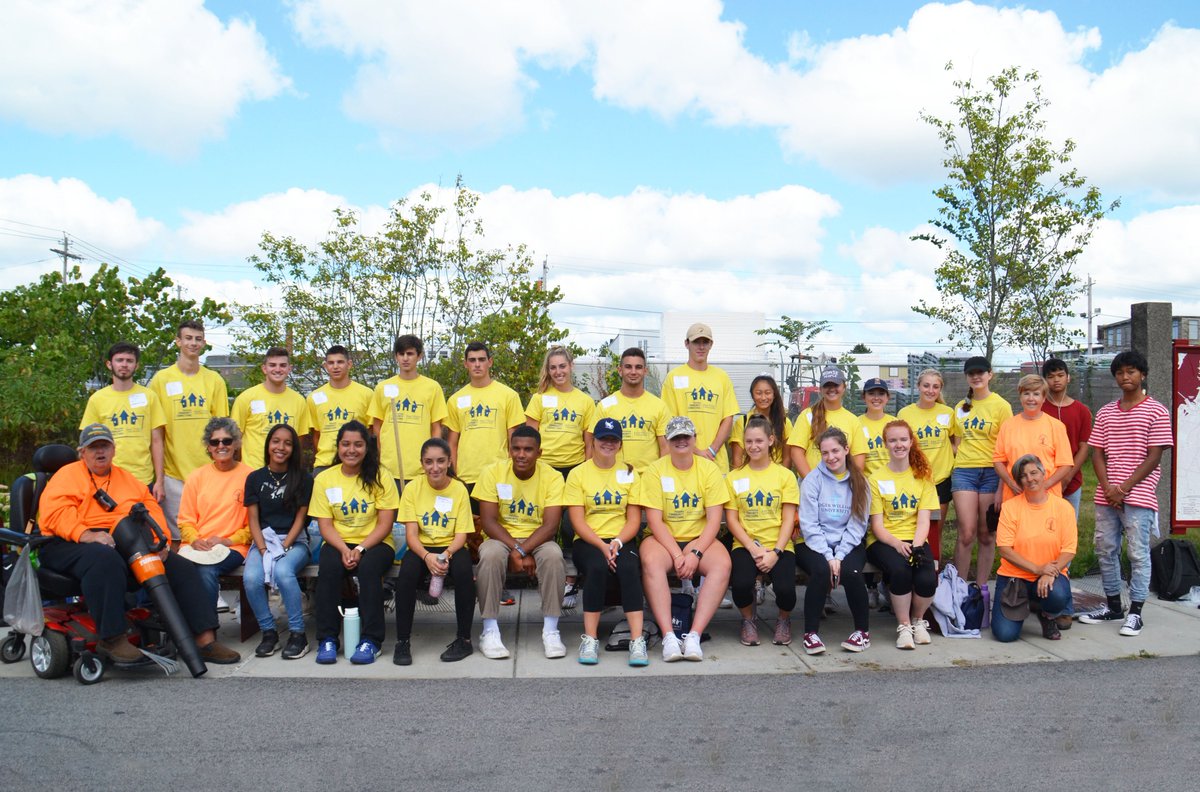 GFRPartners's tweet photo. On Mon., Sept. 26th, 23 incoming freshman students from @myrwu carried out an exceptional all-morning #communityservice project on the #QuequechanRiverRailTrail. They mulched, weeded gardens, raked clippings &amp; swept walkways, collecting 17 large bags of garden waste. #GreatDay https://t.co/8YgIvOxSxq