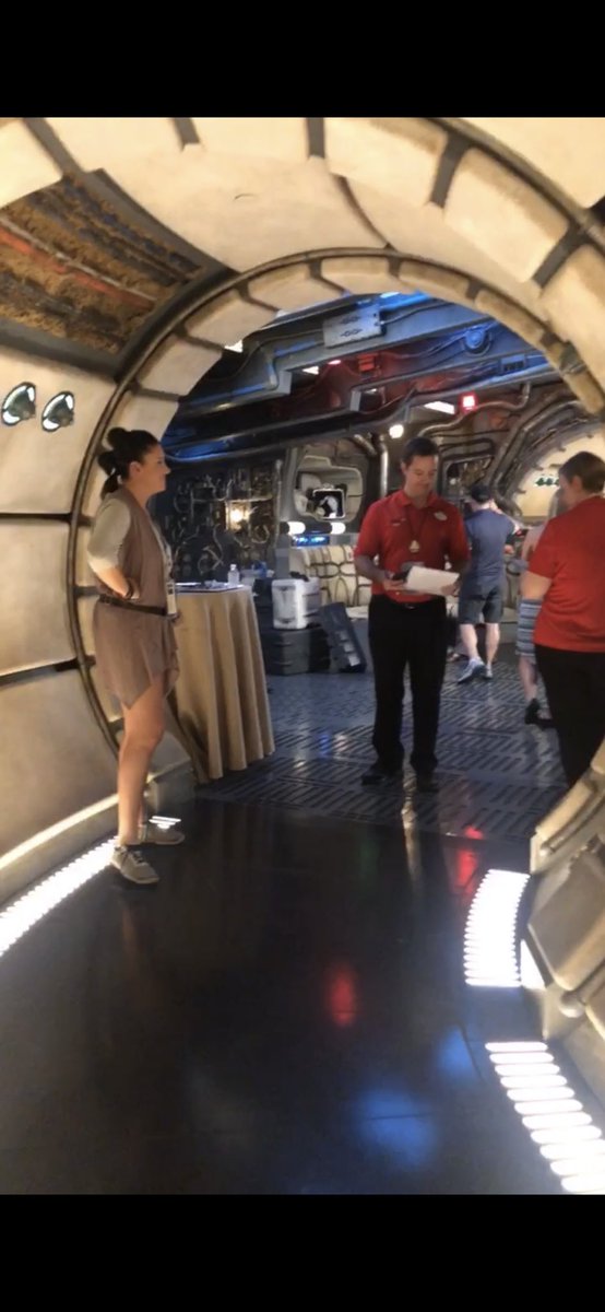 omelete's tweet photo. QUE EMOÇÃO! Estamos no #GalaxysEdge, a nova área de #StarWars no @WaltDisneyWorld! Confira no Stories do https://t.co/UFuyinfWx6 TODA essa aventura e vem passear na galáxia com a gente! 😄 #DisneyParques https://t.co/PpklNw4GoL