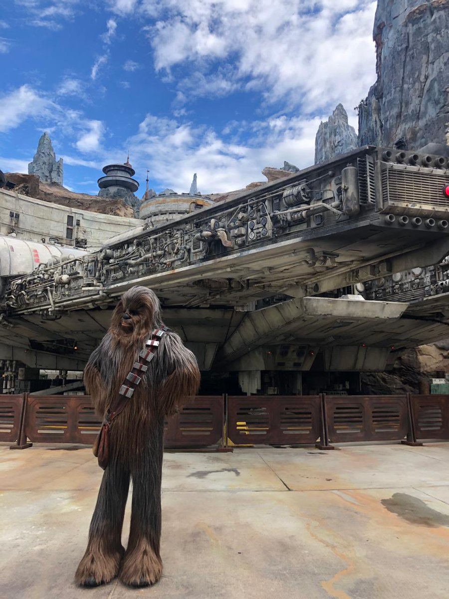 omelete's tweet photo. QUE EMOÇÃO! Estamos no #GalaxysEdge, a nova área de #StarWars no @WaltDisneyWorld! Confira no Stories do https://t.co/UFuyinfWx6 TODA essa aventura e vem passear na galáxia com a gente! 😄 #DisneyParques https://t.co/PpklNw4GoL