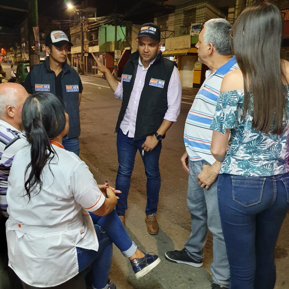 soysebasramos's tweet photo. Hicimos un pequeño recorrido en la zona centro, para hablar con amigos. Nuestro equipo se fortalece día con día, porque nos mueve #laFuerzaDelCorazón y eso nos hace imparables

#VamosConToda #SebastianRamos #EnLaCalle #CD5 #Dame5 #CentroDemocratico5 #Concejo  #ConcejoDeItagui https://t.co/va8X39ozke