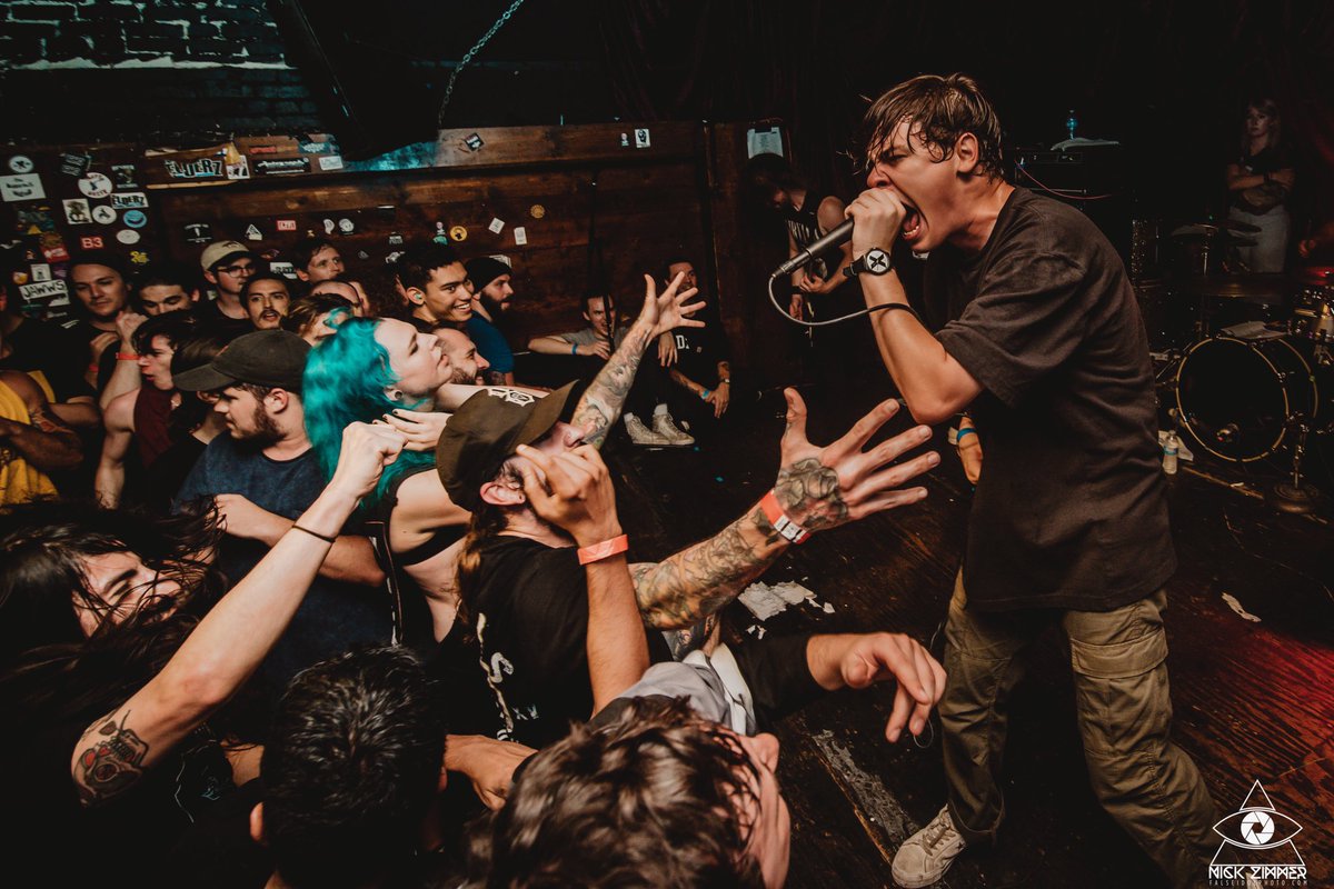 xzimbyx's tweet photo. .@knockedloose | @EndNashville | Nashville
📷: Me, shot for @oftpinebox
#ADSOB https://t.co/wlml1gkszy