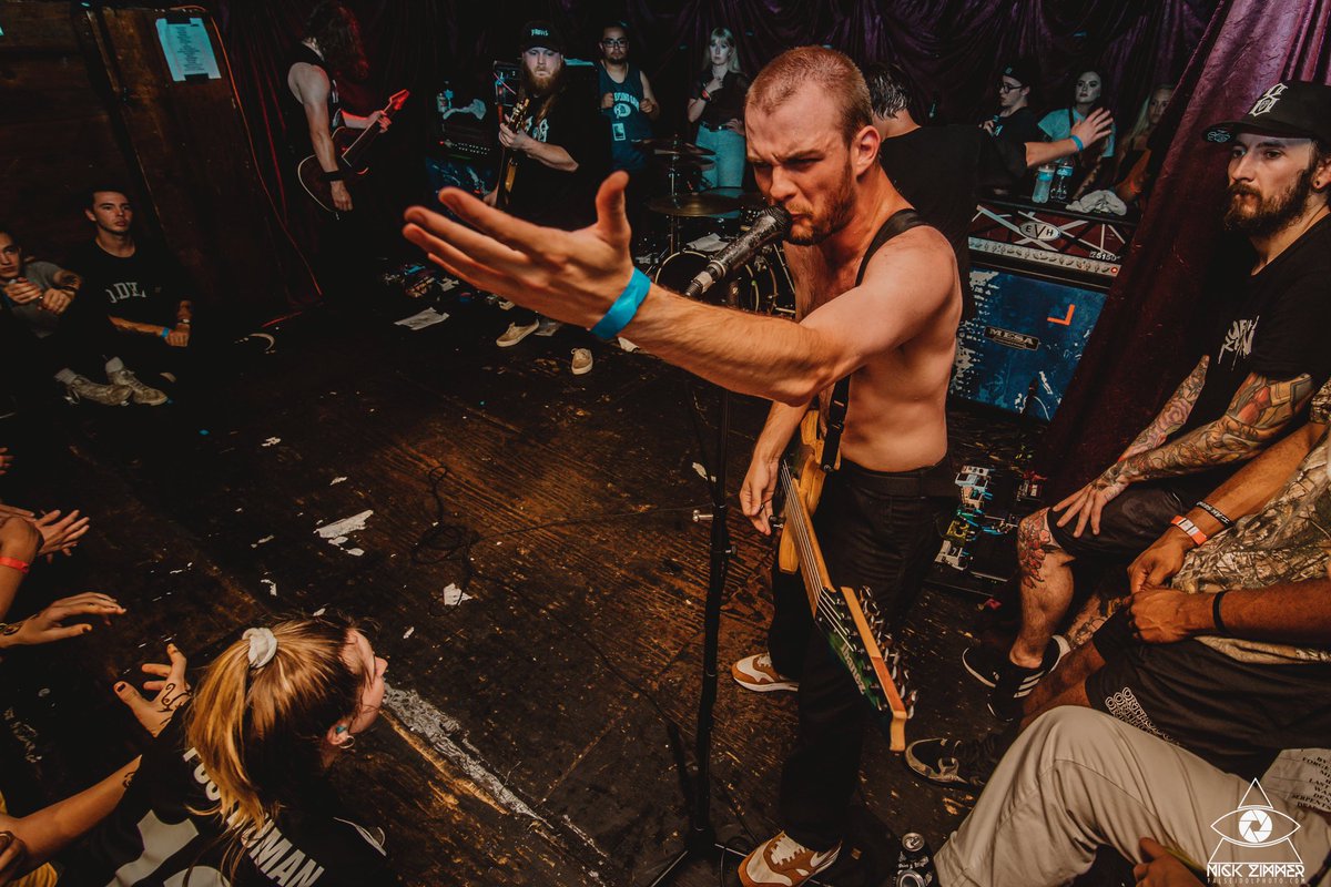 xzimbyx's tweet photo. .@knockedloose | @EndNashville | Nashville
📷: Me, shot for @oftpinebox
#ADSOB https://t.co/wlml1gkszy
