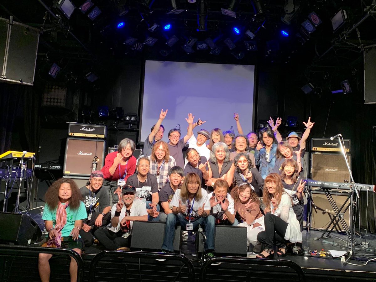 今回のFlying God伝説11章
マイケル祭りの出演者及びスタッフの皆んな。今回元祖メンバーが殆ど11歳歳とったけど皆んな仲良いファミリー。。
お疲れ様でした。