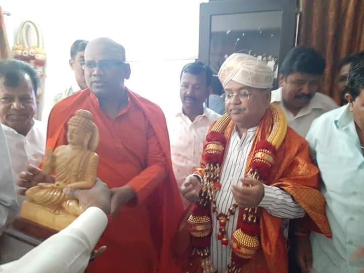 govind_karjol's tweet photo. ಮಾದರ ಚೆನ್ನಯ್ಯ ಸ್ವಾಮೀಜಿಗಳೊಂದಿಗೆ ಚಿತ್ರದುರ್ಗದ ಸಂಸದರಾದಂತಹ ಎ ನಾರಾಯಣ್ ಸ್ವಾಮಿರವರು ನನ್ನು ಸನ್ಮಾನಿಸಿದ ಕ್ಷಣ... @Narayn https://t.co/FfJ6igY5GS