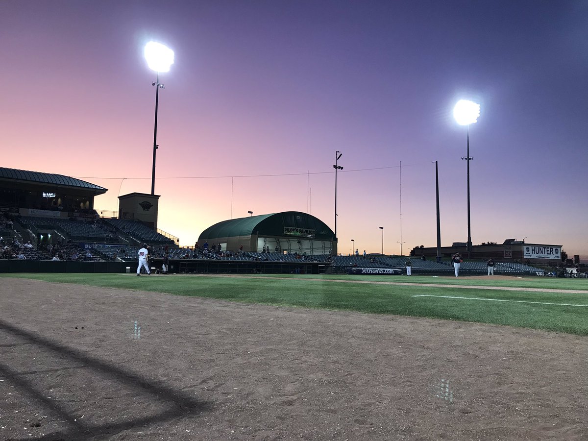 1baseball_gail's tweet photo. Iโm definitely having last week of @CalLeague1 baseball sentimental vibes...gonna miss these baseball skies...#TheHangar #JetHawks https://t.co/1Y07l5vA38