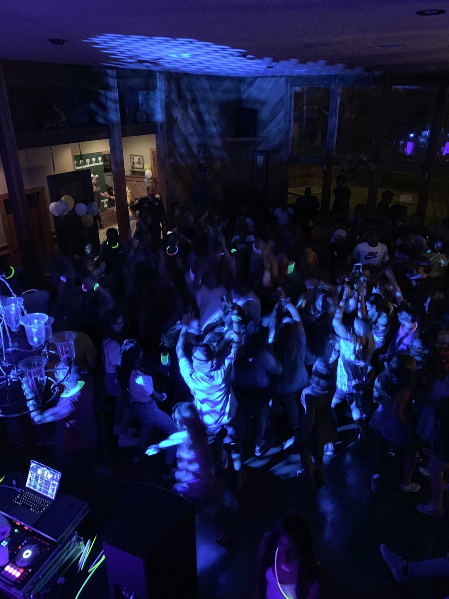 TheBarnWesley's tweet photo. Had such a great time with all the students tonight! 300 attended and 300 went safely back to their dorms! Great job everyone! #backtoschooldance #ministryforall #barnstyle #mgcccperk #intheblue https://t.co/WJFllmmNx8