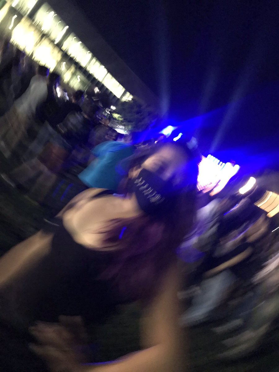 “Hey can you take a picture of me!?” 
😂😷