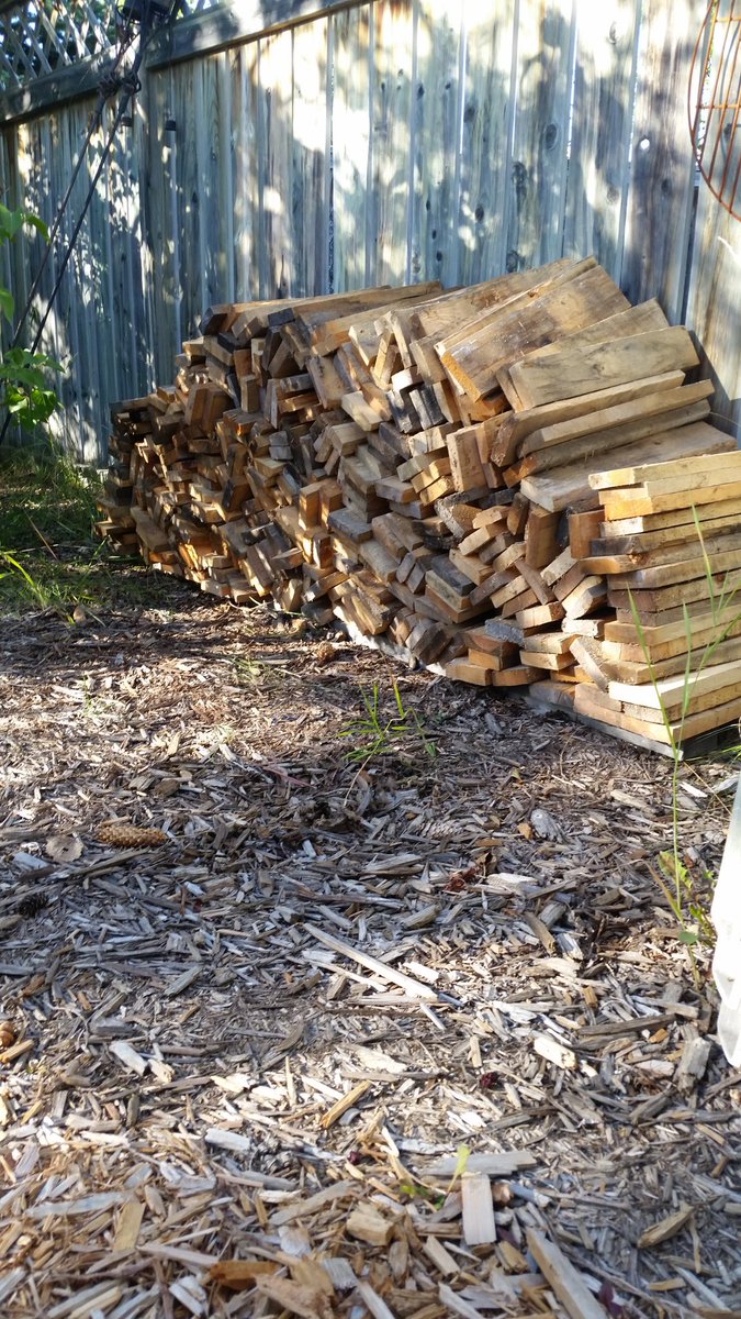 DBuck127's tweet photo. #brewyah #coachcarnage And some more wood, fall better last longer than a week 😆 #bonfireweekend https://t.co/aPwMDvHuUL