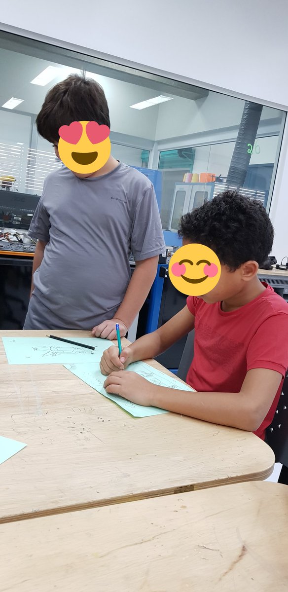 PochPamela's tweet photo. At the Fab Lab prototyping a car. 4th graders were #takingresponsiblerisks by speaking English and #applyingpastknowledge to design their cars and describe them to their peers @EscolaConcept RAO. #habitsofmind @hominstitute @inabetta @Ant0nio0liveira https://t.co/XS8Pt5rb0G
