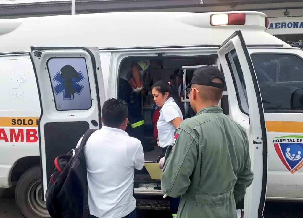 aeronavalpanama's tweet photo. Ardua labor de nuestros paramédicos y pilotos, a bordo del AN-110 🚁 evacuaron a un bebé de 4 meses de edad, por bronquitis desde Ustupu en la Comarca Guna Yala hasta Howard para atención médica especializada. 

#UnidosLoHacemos https://t.co/uHikpOcC23