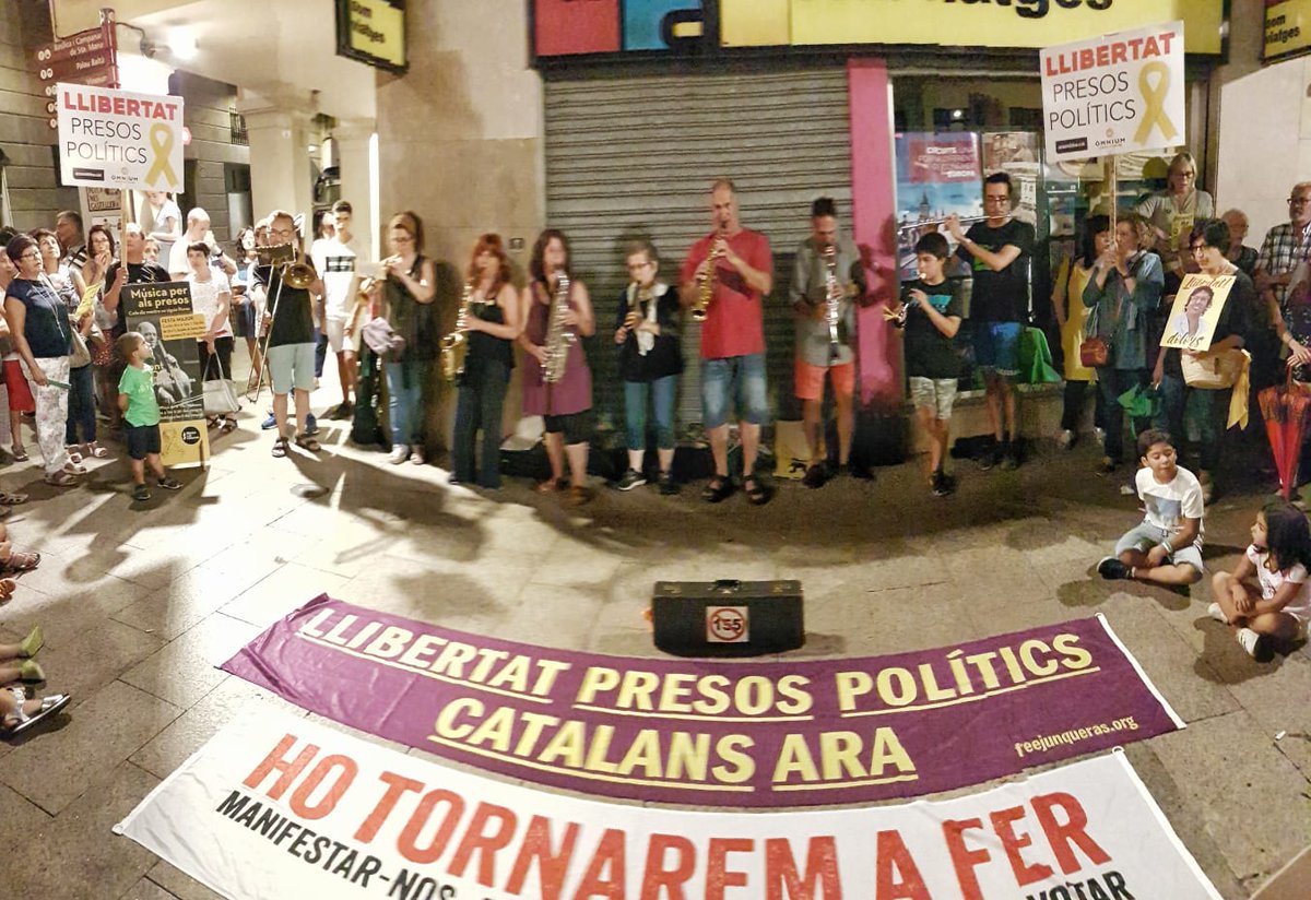 Avui com cada vespre hi hem tornat. Fa un any i 287 dies que toquem per vosaltres. No ens aturarem. Us volem lliures. <a href="/raulromeva/">Raül Romeva i Rueda</a> <a href="/junqueras/">Oriol Junqueras 🎗️</a> <a href="/joseprull/">Josep Rull i Andreu</a> @jordialapreso <a href="/quimforn/">Joaquim Forn</a> <a href="/omnium/">Òmnium Cultural</a>  <a href="/assemblea/">Assemblea Nacional Catalana</a> <a href="/jcuixart/">Jordi Cuixart</a> <a href="/jorditurull/">Jordi Turull i Negre</a> <a href="/ForcadellCarme/">Carme Forcadell Lluís</a> <a href="/dolorsbassac/">Dolors Bassa</a>