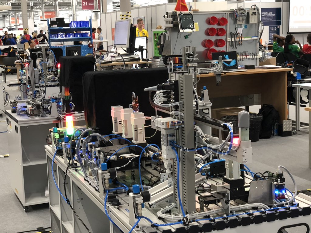 FarzadRayegani's tweet photo. Proud of our @humbercollege  @HumberAppTech grads, Bogdan and Mateusz, who won a Medallion of Excellence in #Mechatronics at @WorldSkillsKZN 
Congratulations on a job well done! @WorldSkills 👏 #HumberProud https://t.co/JvZ0jsbFjN