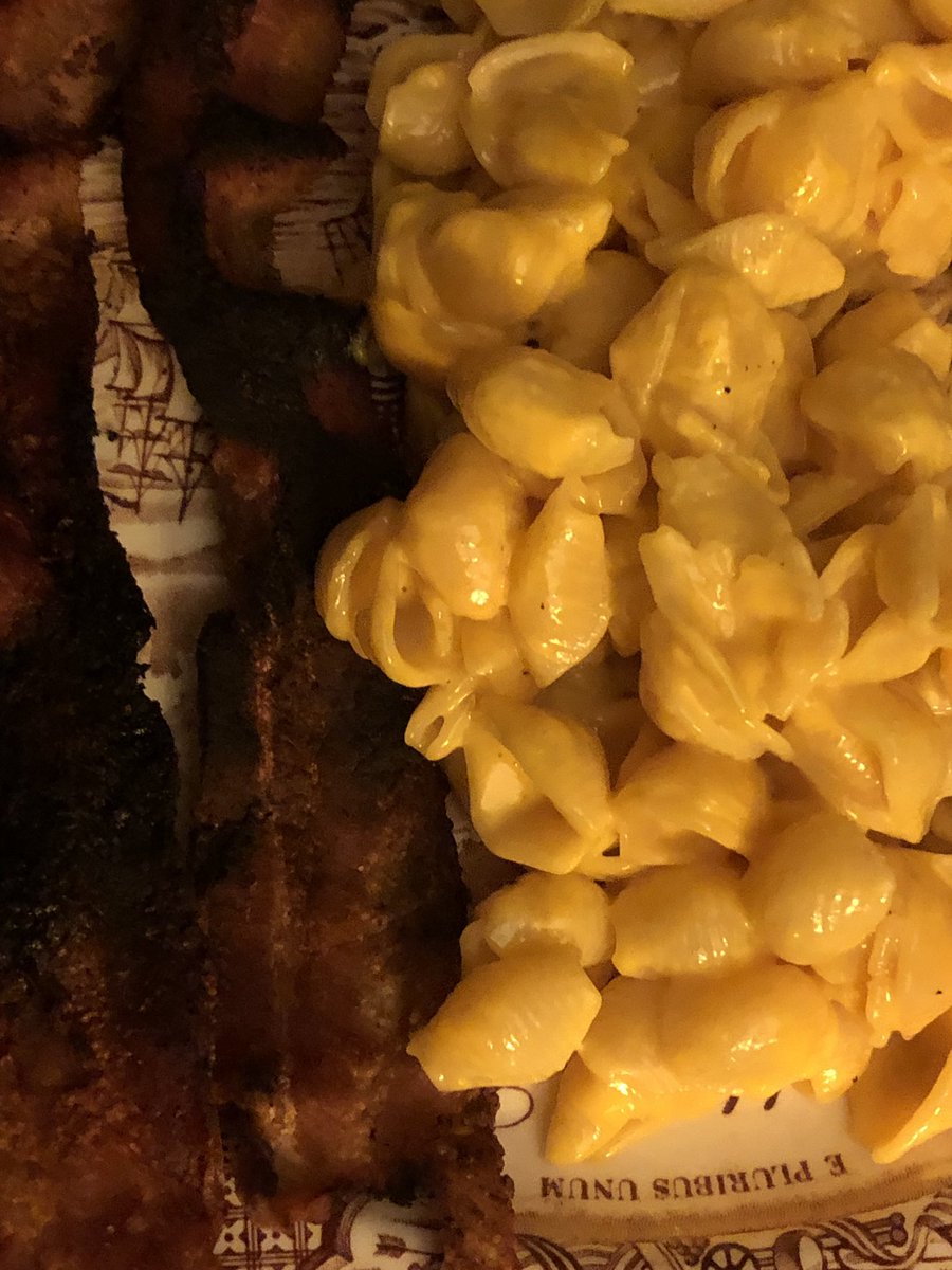 JohnnyEAwesome's tweet photo. ☮️😺 #JohnnysKitchen now serving #CheesyMac &amp; #Bacon 😋🍽🍽 https://t.co/kNWo4Vc5nN