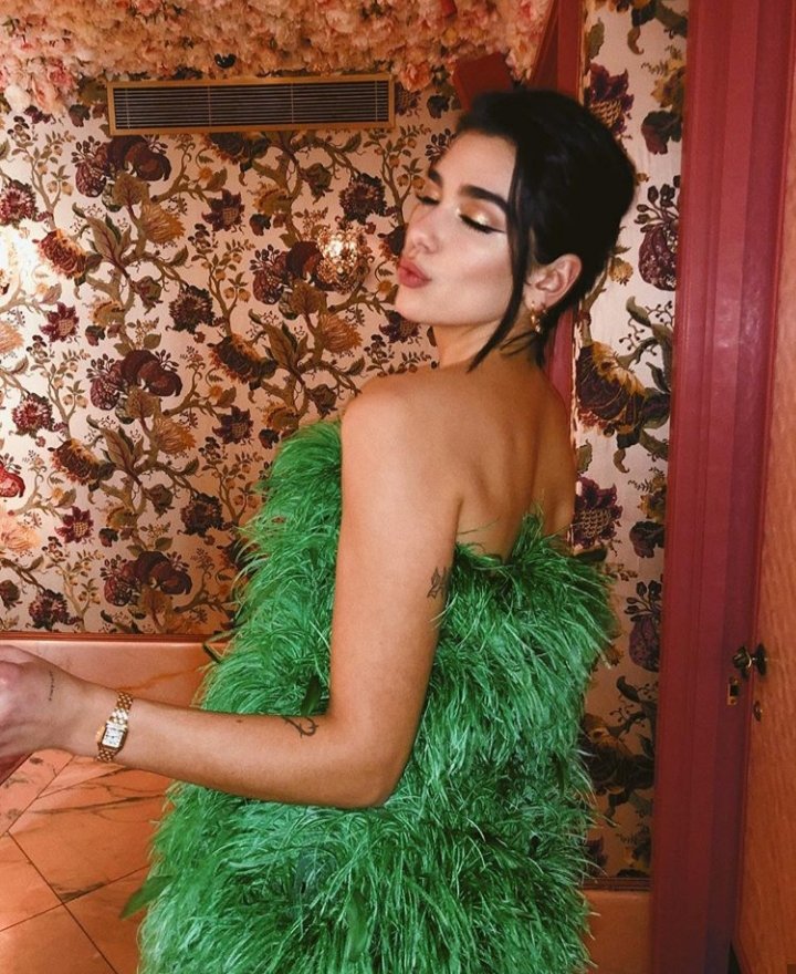 Feel your eyes, they all over me
Don't be shy, take control of me
Get the vibe
It's gonna be lit tonight
🐍🐍🐍