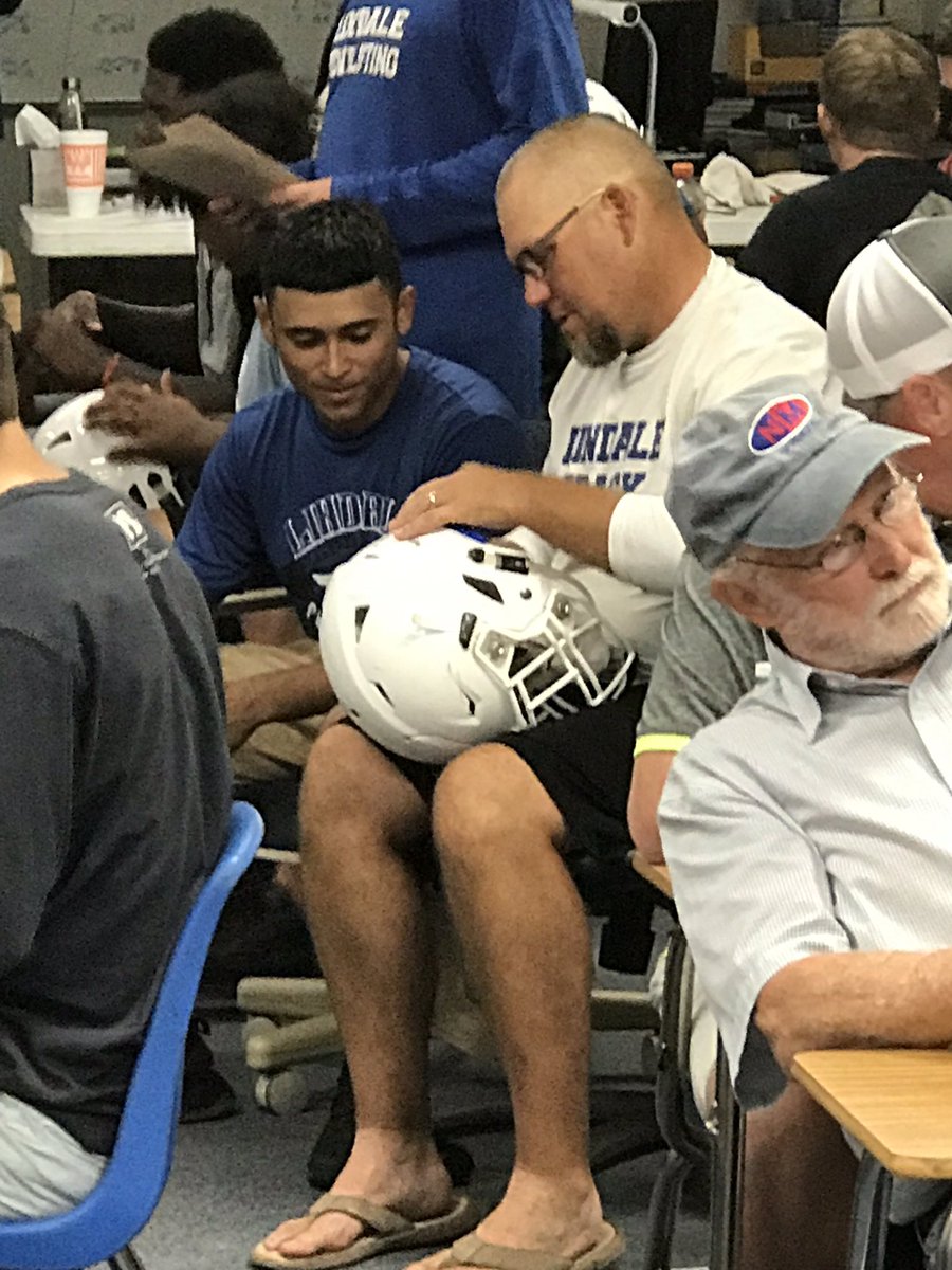 LindaleISDNews's tweet photo. #DecalswithDad 🦅 https://t.co/7tdpOPvuev