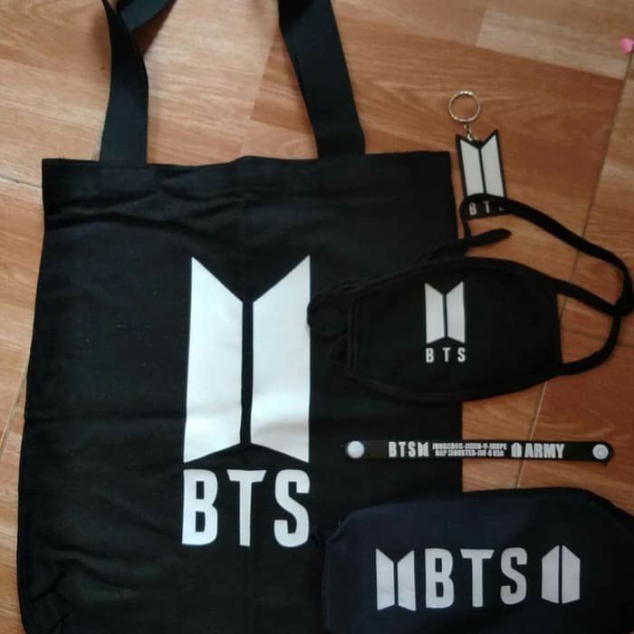 EnjoyKuis's tweet photo. [survey] Kalo giveaway merchandise kpop lebih suka mana?

Retweet = bantal
Like = paket totebag

kalo tembus 2K retweet/like bakal di giveaway. https://t.co/z1XASuRUDo