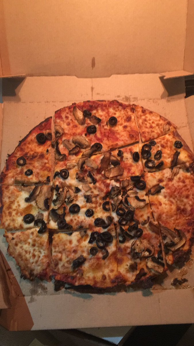 Flop8152's tweet photo. @dominos it looks like someone just closed their eyes and hoped for the best when they threw the blk olives and mushrooms right in the center 😤 https://t.co/7nw59dxggr