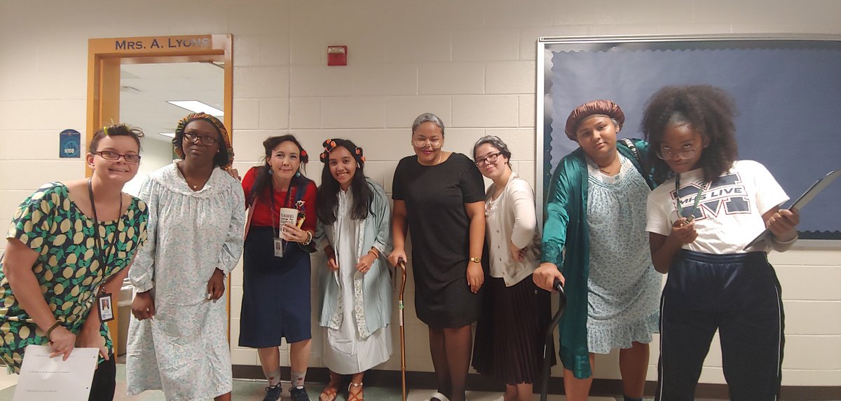 lyonsdenfamily's tweet photo. Senior week fun @MariettaGAhs with Lawson & Lyons! @LawsonMHS
#seniorcitizenday 👵👵
#elementaryday 👭 https://t.co/uhyhK5VNLk