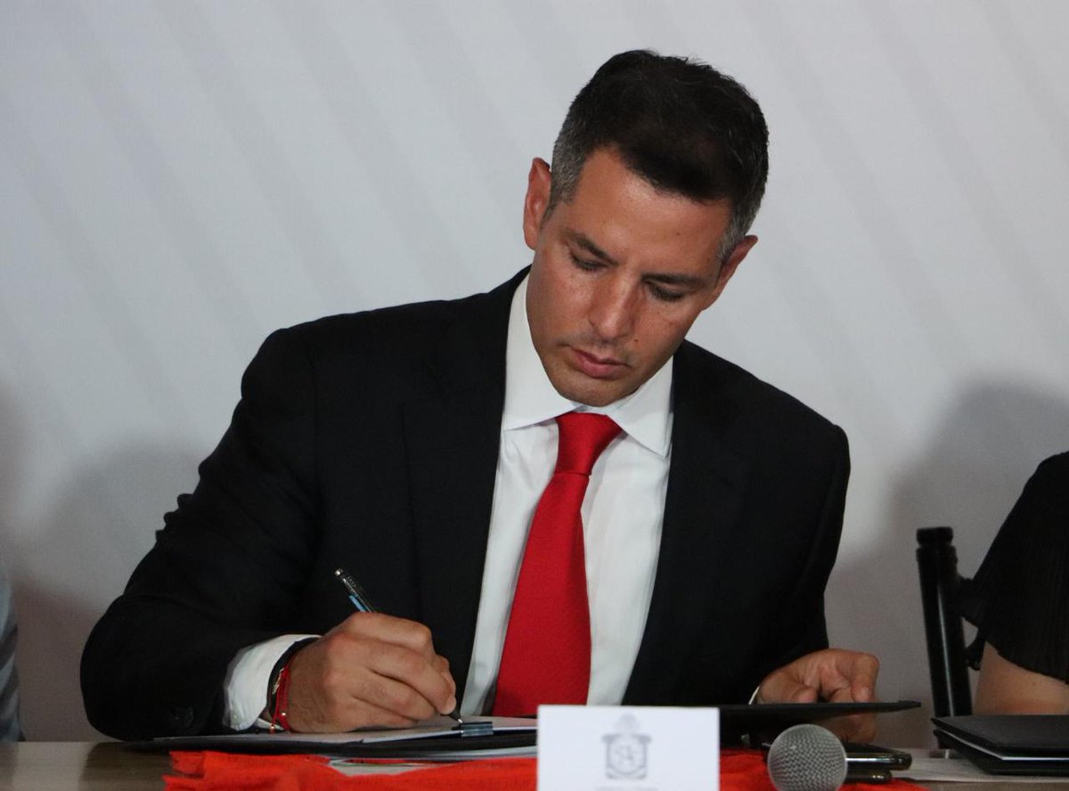 SM_GobOax's tweet photo. El presidente del Sistema Estatal #PASEVM @alejandromurat firma Convenio de Colaboración para el fortalecimiento de la Casa de Medio Camino (CAMEC), a nombre del @GobOax con el @MunicipioOaxaca a través de @oswaldogarciaj https://t.co/DQjgNK6lQF