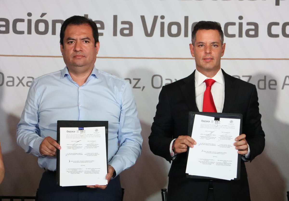 SM_GobOax's tweet photo. El presidente del Sistema Estatal #PASEVM @alejandromurat firma Convenio de Colaboración para el fortalecimiento de la Casa de Medio Camino (CAMEC), a nombre del @GobOax con el @MunicipioOaxaca a través de @oswaldogarciaj https://t.co/DQjgNK6lQF
