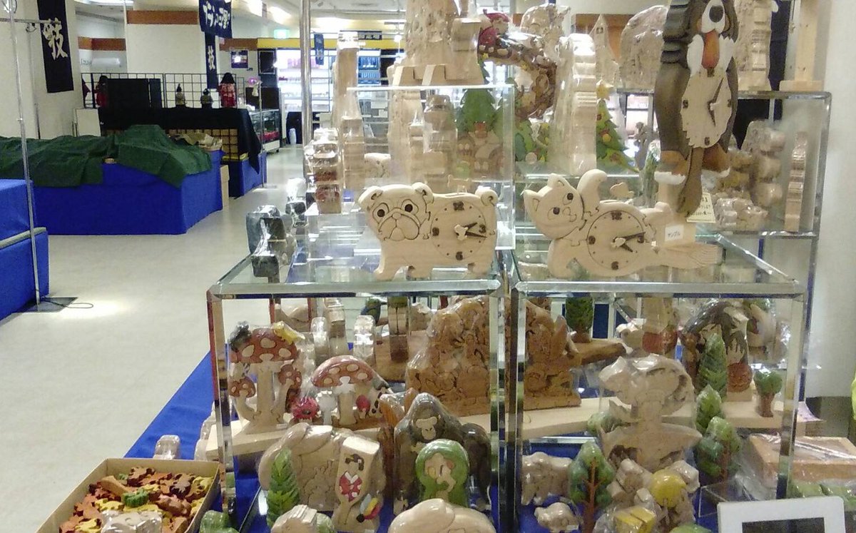CRAFTBIRDWOOD's tweet photo. 本日8月28日よりより9月3日までの1週間
千里阪急の5階 催事場で行われる職人展にて販売を行います。

様々商品を展示していますので是非ご覧下さい。

#クラフトバードウッド #木工パズル #パズル #木製 #手作り #ハンドメイド #木 #千里阪急 #販売中 #犬 #猫 #時計 #五月人形 #お雛�� #段飾り https://t.co/B3ht0tDfNF