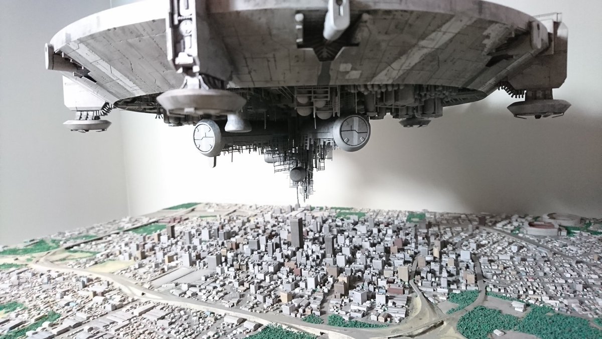 ワンコロ Ce3kジオラマ制作中 Sf映画 District9 第9地区 に登場する宇宙船 直径30cmのフルスクラッチです District9