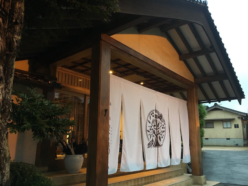 昨日の宿は玉造温泉の翠鳩の巣。
温泉掛け流し、各種タイプ部屋、朝ごはん付きでも税込5500円というコスパ。リノベーション済みの館内は外国の方も過ごしやすそうな雰囲気。
作業がしやすい大きなテーブルラウンジがあり、夜にはスタッフの方…