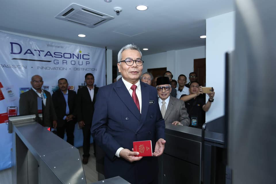 officialpakwan's tweet photo. [ADMIN] YB Datuk Seri Mohd Redzuan Yusof telah membuat lawatan ke kilang Datasonic Group Berhad di Petaling Jaya. Datasonic adalah sebuah syarikat yang menghasilkan dan membekalkan MyKad serta Passport Antarabangsa bagi negara Malaysia. https://t.co/RLqi4uRgkx