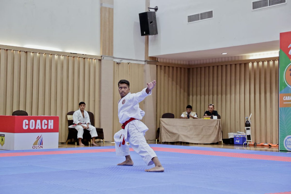 direktoratsma's tweet photo. Cabang Olahraga karate di hari pertama pertandingan (27/08) terdiri dari 2 babak yaitu kata perorangan putra dan repechange kumite putra (berat kurang dari 61 kg dan lebih dari 61 kg).
#DitPSMA
#SMAMajuBersamaHebatSemua
#SDMUnggulIndonesiaMaju
#GenerasiSehat #GenerasiTangguh https://t.co/UnHyCVfFsd