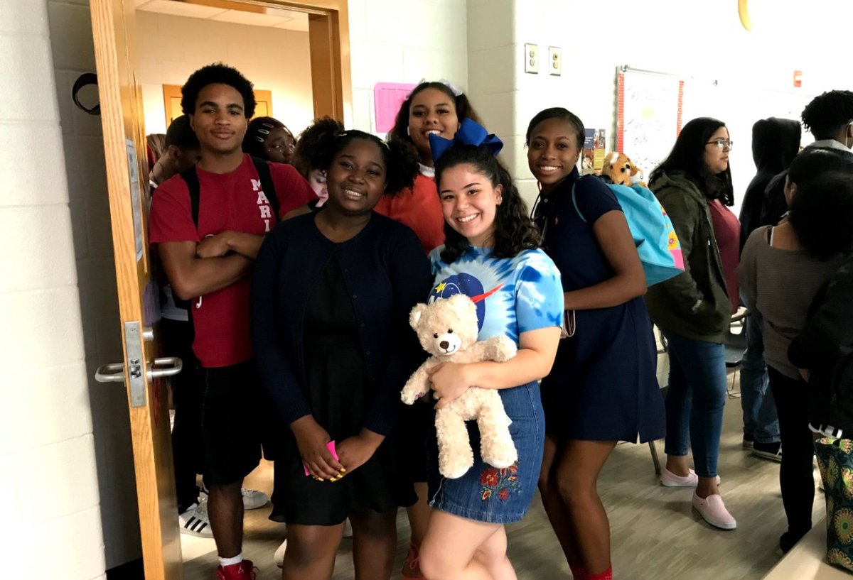 MHSpitchfork's tweet photo. Senior week @MariettaGAhs #ElementaryDay https://t.co/lL5oP0YfXs