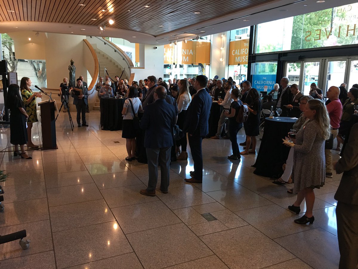 envirovoters's tweet photo. NOW: We’re gathering for a reception & awards ceremony to honor legislators who’ve made a strong commitment to protecting our environment. The #GreenCA Coalition is proud to honor @LorenaSGonzalez, @RichardBloom, and #BillMonning! #ActOnClimate https://t.co/ngAarR27Nn