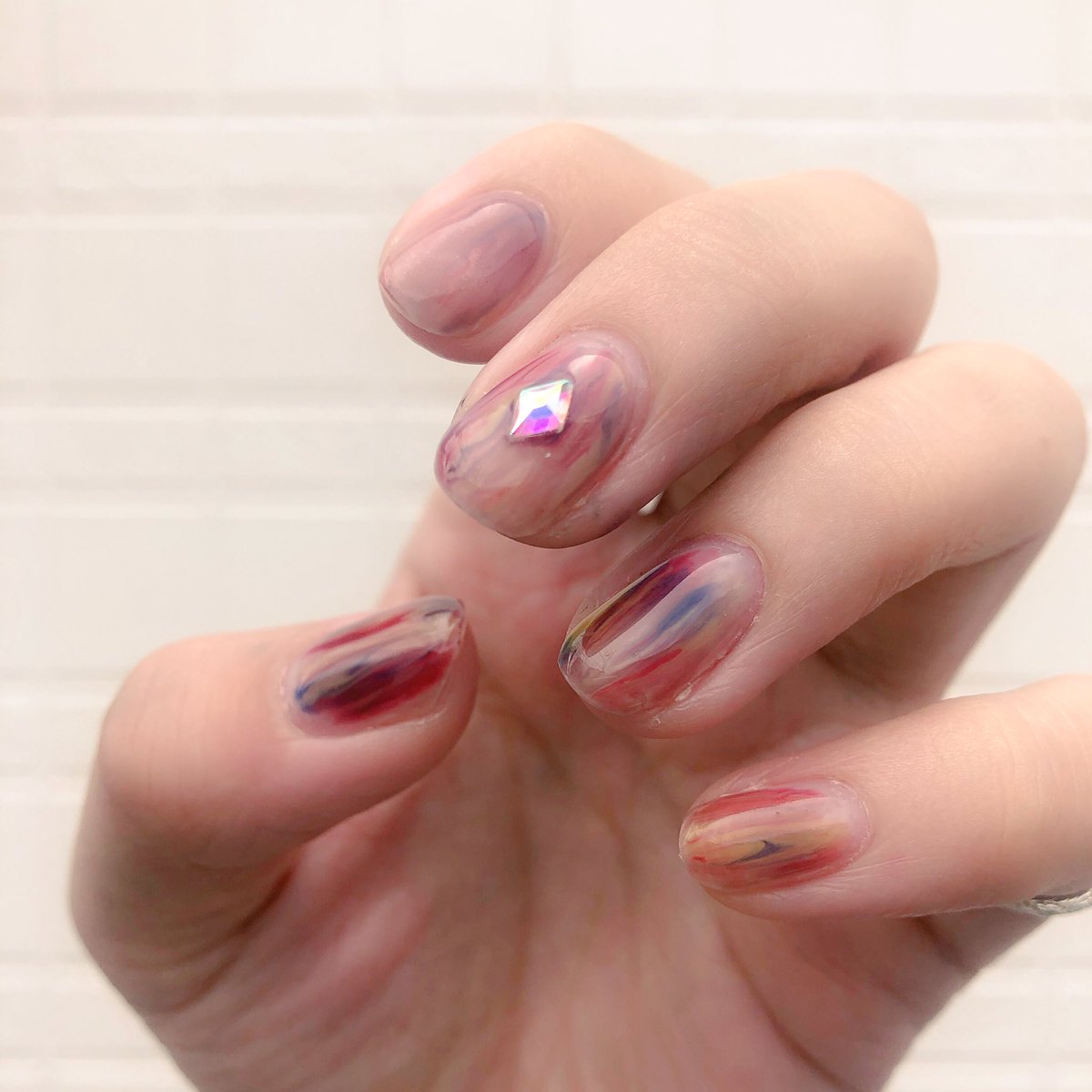 くらげ ネイル 適当ニュアンスネイル 3色を適当にちょんちょん置いて 細筆で上下にシャシャッとやっただけです 夏っぽさも秋っぽさも兼ね備えてて割と気に入っています