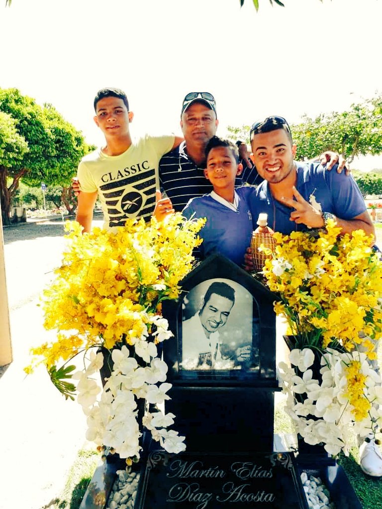 Aquel 20 de enero del 2018 ahí estabamos, cumpliendo un sueño personal, pero que ese día se dió en grupo se dió en familia......

DINASTÍA DÍAZ, INMORTALES👏🎵😑