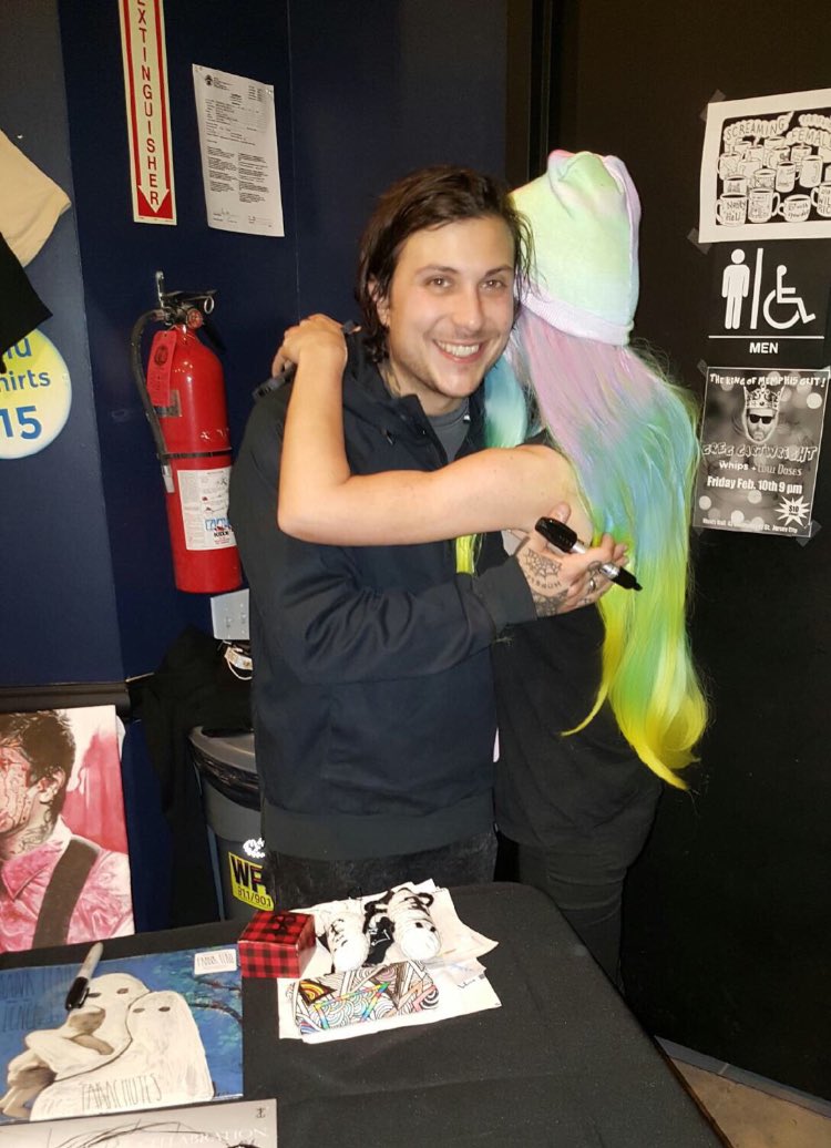 TraceyJeanne_'s tweet image. 1st pic- I weigh 90lbs &amp;amp;was doing cocaine- struggling w/ a self medication problem just trying to survive in my head
2nd pic- 2 yrs clean!🖤 &amp;amp; @FrankIero had part in inspiring me to get clean
I wanted to be clean by the next Frank concert &amp;amp; I was. &amp;amp; I’ve gotten to meet him again!