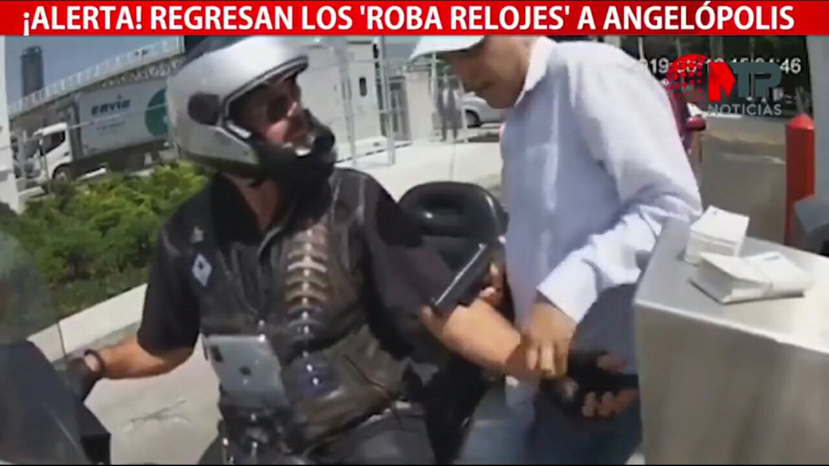 ZonaSegPuebla's tweet photo. 3 Caminar en sentido contraflujo al arrollo vehicular, esto nos permite estar en ventaja vs alguien que pretenda bajarse de un auto.
4 No utilizar el telefono en via publica, si necesitamos contestar una llamada hagamoslo en un lugar seguro en una tienda o una casa https://t.co/pbZm9JiApw