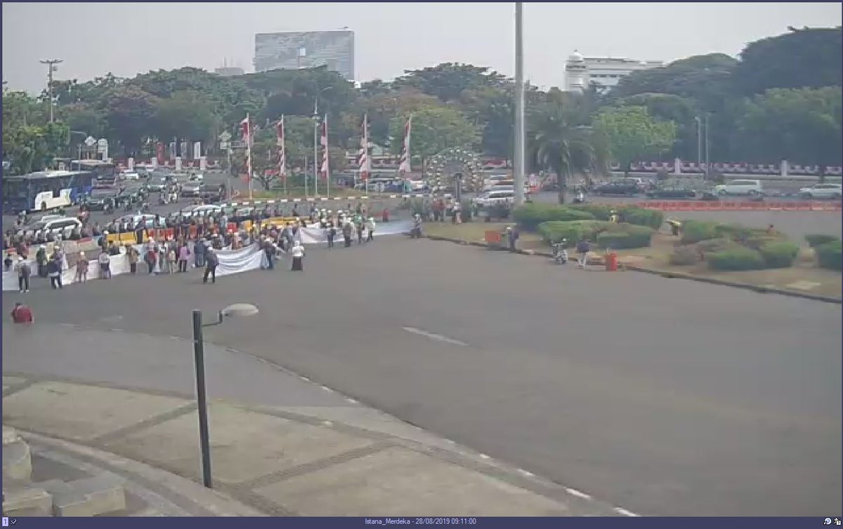 NTMCLantasPolri's tweet image. 09.08 Wib Kegiatan penyampaian pendapat di depan Istana Merdeka, Jakarta, arus lalulintas di sekitar lokasi ramai lancar.