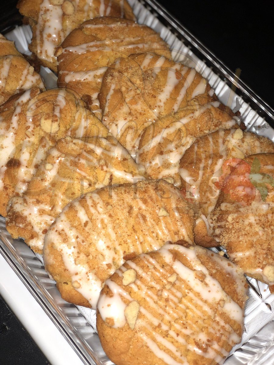 DimesPieces's tweet photo. Banana pudding cookie. Banana flavored butter cookie, topped with crushed Nilla Wafers, and whipped cream glaze. #orderup #dimespieces #therealcandylady #rt #blacktwitter #nctreatmaker #madewithlove https://t.co/uCTIsbyYhT