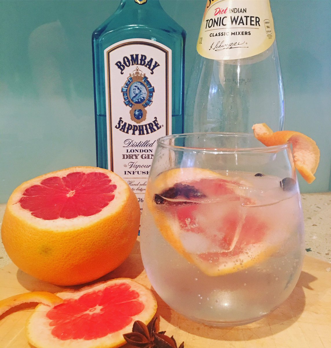 Today’s #ginvibes are #spicy and tangy as we try and will our way into some #spring weather!  #Australian #gin #grapefruit #anisestar #ginspiration #bombaygin #tonic #ginandtonic